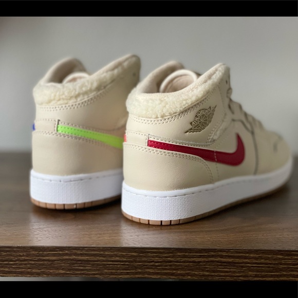 Sze 5Y/W 6.5 - Nike Air Jordan 1 Mid (GS) Fleece Pearl White DO2207-264 - Picture 3 of 6